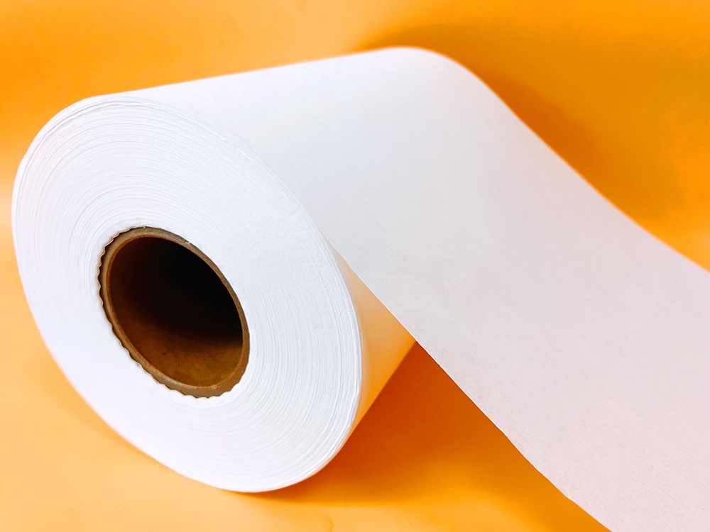 Wood pulp composite spunlace non-woven fabric for high-end industrial wiping